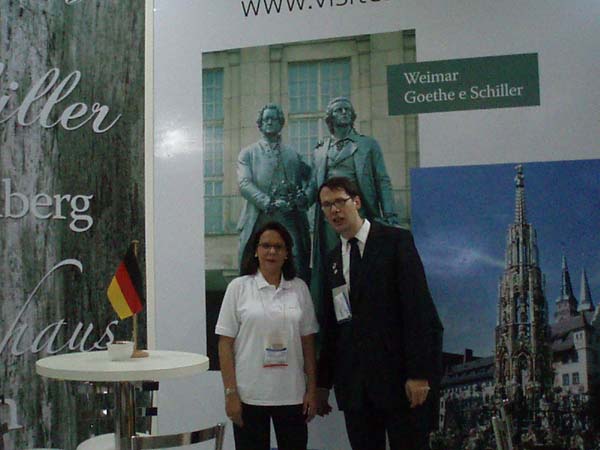 Sylk Schneider mit der Repräsentantin der DZT vor dem Deutschlandstand der ABAV