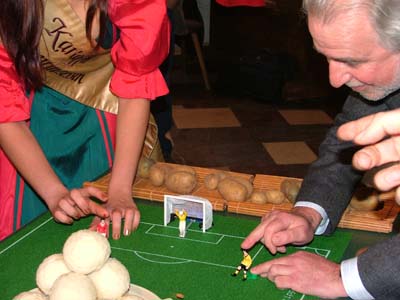 Wirtschaftsminister Jürgen Reinholz und Kartoffelprinzessin Anja I. eröffnen mit einem Tipp Kick Anstoß die Sonderausstellung