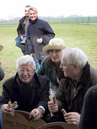 Dieter Thomas Heck Die Kloßmarie Doreen Seidenzahl und Prof. Kurt Morneweg  mit der Kartoffelsorte Ziegenohr bei der Kartoffelkultur 2001